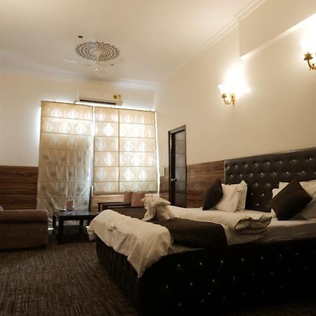 Hotel Kuber Rāi Buitenkant foto