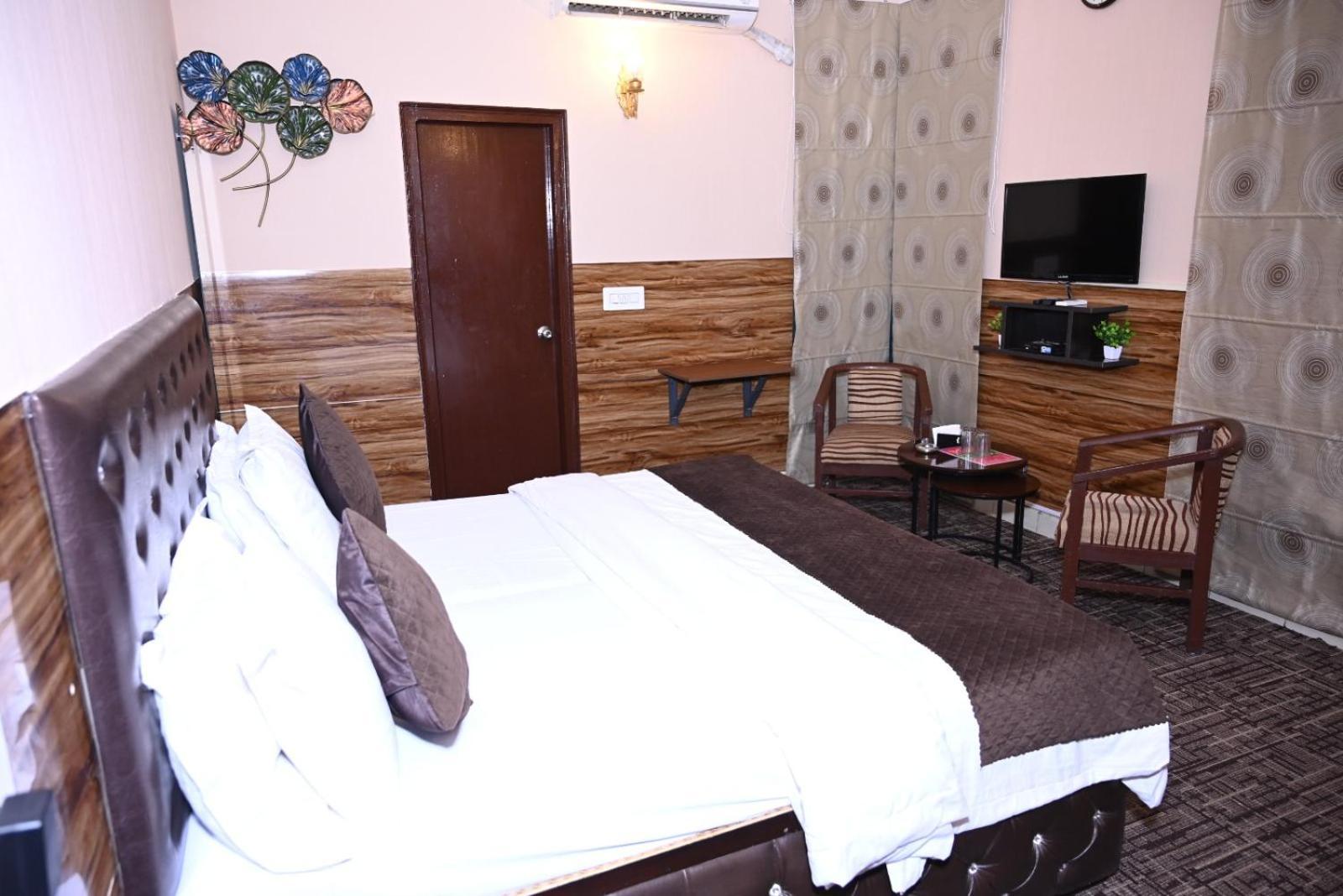 Hotel Kuber Rāi Buitenkant foto