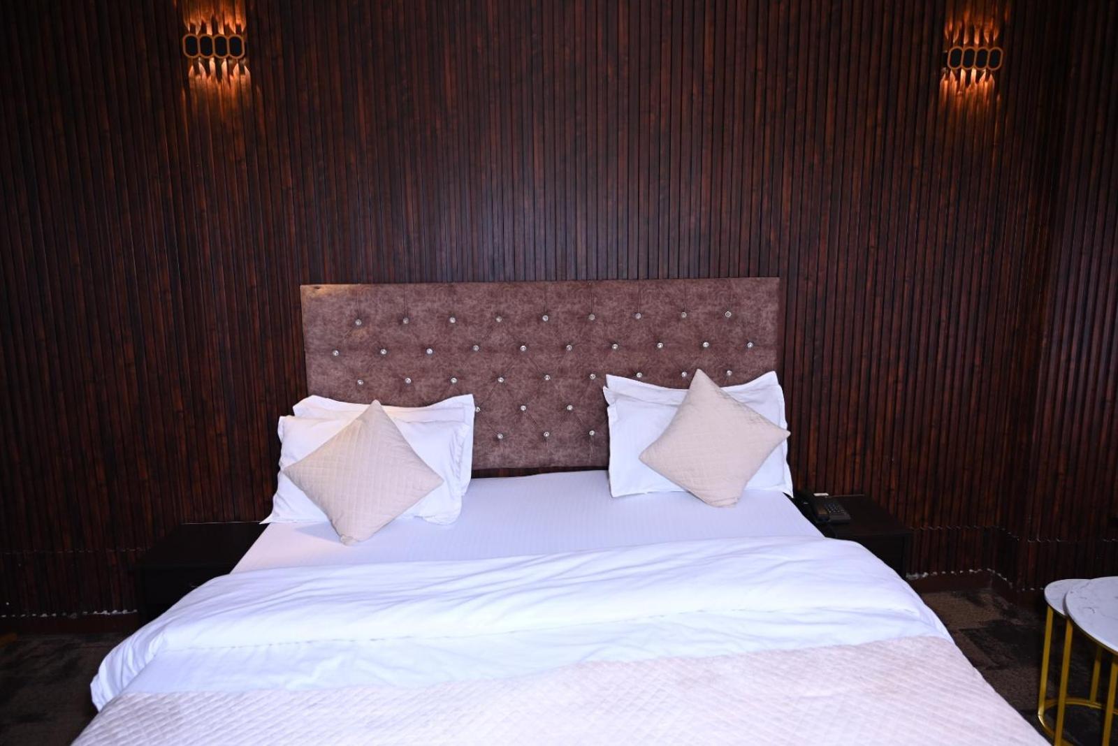 Hotel Kuber Rāi Buitenkant foto