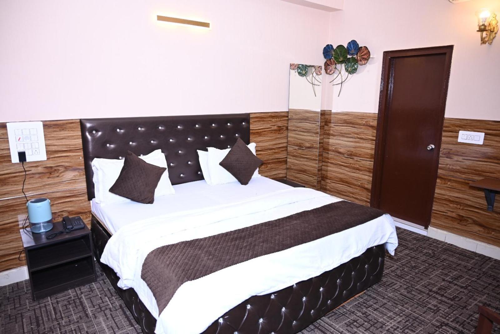Hotel Kuber Rāi Buitenkant foto