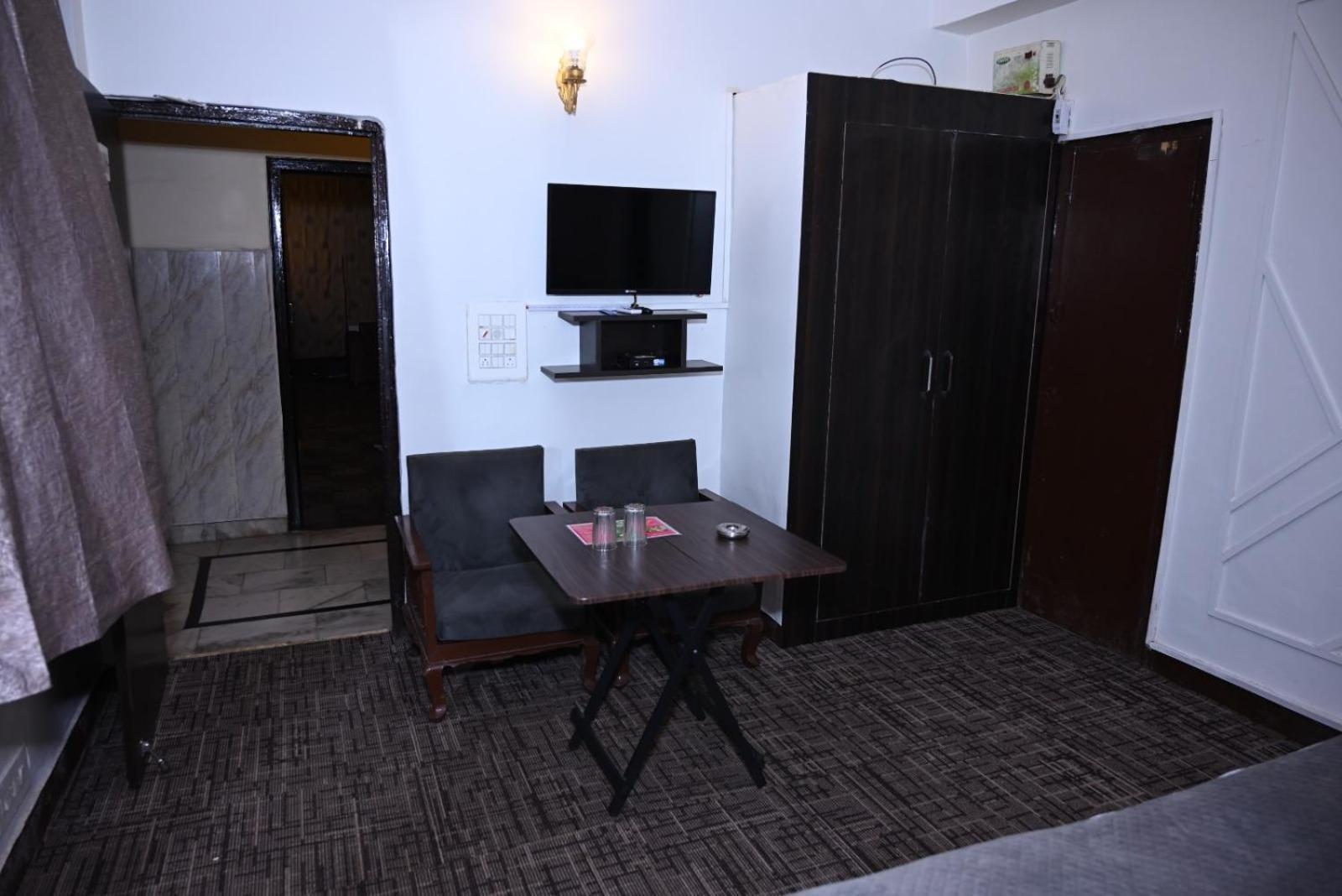 Hotel Kuber Rāi Buitenkant foto