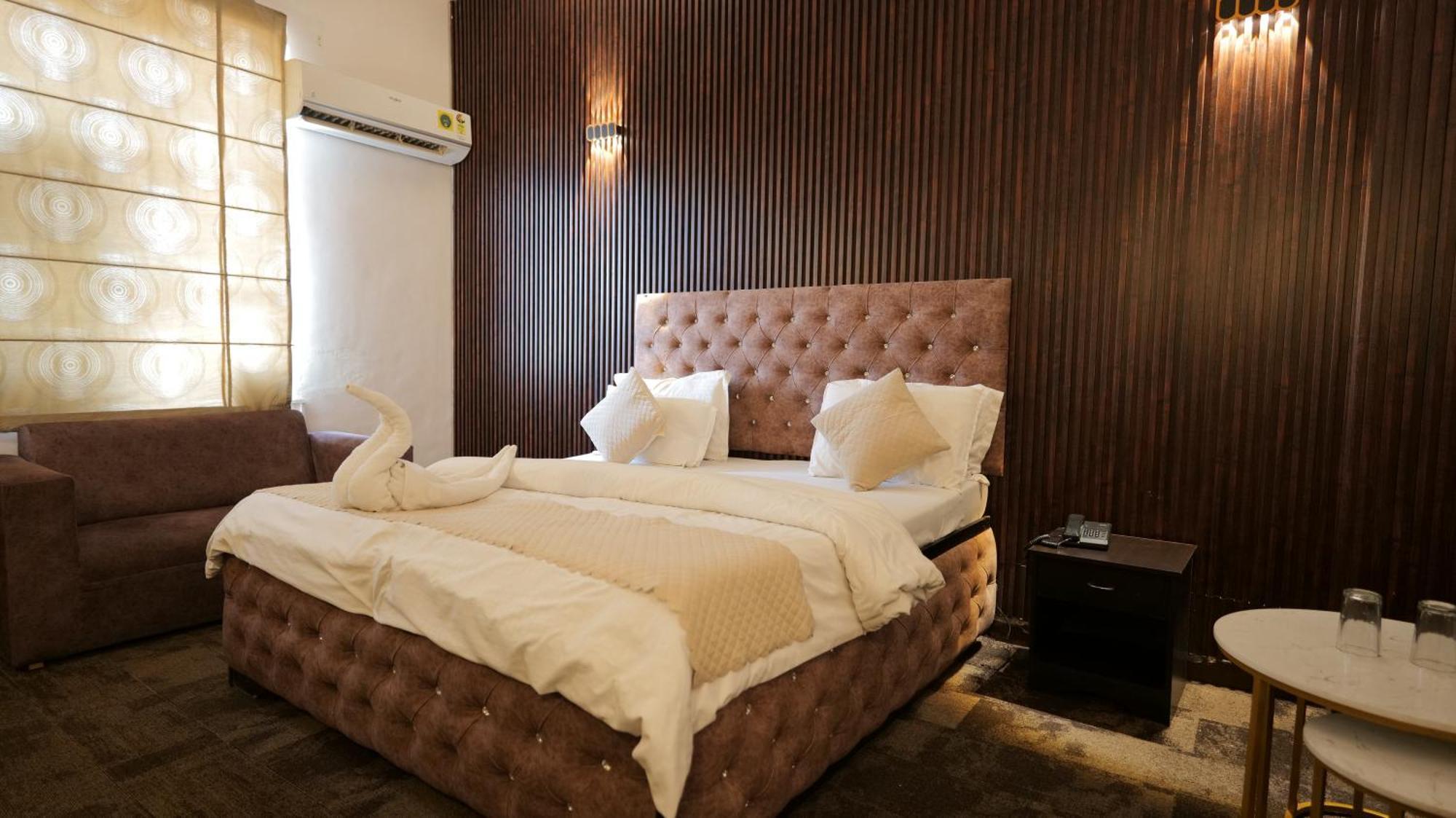 Hotel Kuber Rāi Buitenkant foto